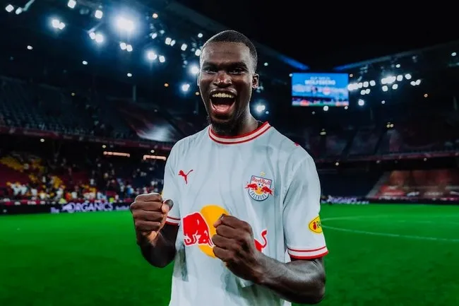 Autriche : Kévin Boma porte Red Bull Salzburg devant Sturm Graz