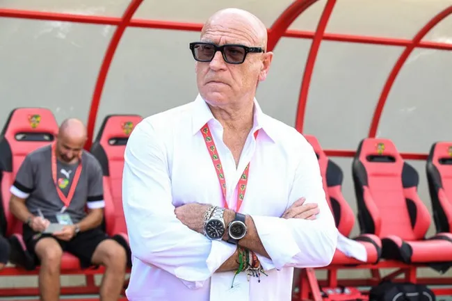 Elim CAN 2027 : Patrice Neveu fustige l'état de la pelouse du Stade de Kegue 